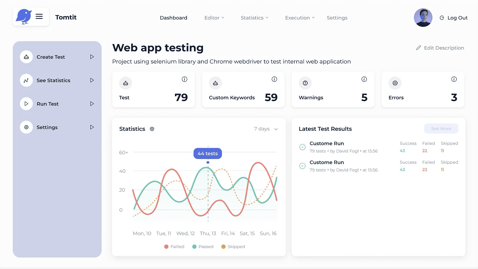 Dashboard Tomtitu pro automatizaci testů bez psaní kódu – počty testů a vlastních klíčových slov, varování a chyby, graf úspěšných, neúspěšných a přeskočených běhů za 7 dní a seznam posledních spuštění.